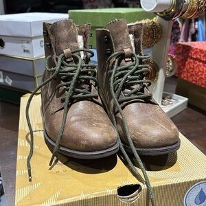 UGG Brown Suede Lace-Up Combat Boots – Size 7.5